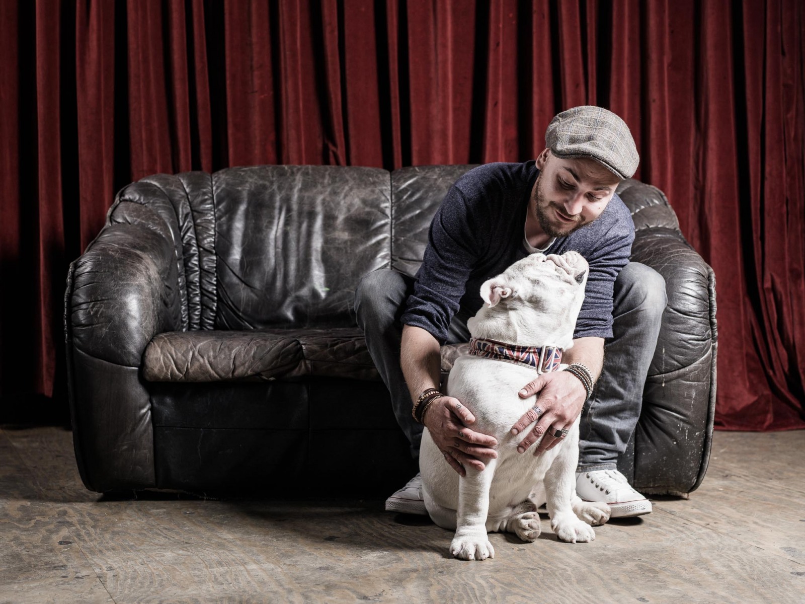 Roman Jordi mit seiner Bulldogge Blues im Gaskessel Bern.