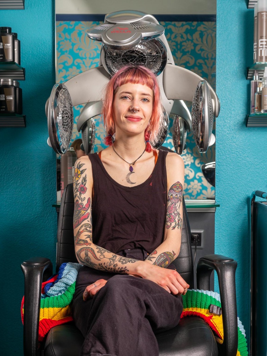 Portrait von Madlen Schär, eine junge Coiffeuse, die sich für die Anliegen der Frauen engagiert.